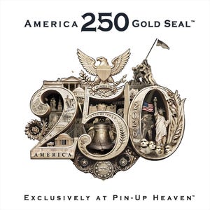 Op de afbeelding: Een goudkleurige herdenkingszegel met de tekst "AMERICA 250 GOLD SEAL." Het ontwerp bevat iconische Amerikaanse symbolen zoals de Liberty Bell, het Vrijheidsbeeld en het Amerikaanse Capitool. De tekst "EXCLUSIVELY AT PIN-UP HEAVEN" is ook aanwezig.