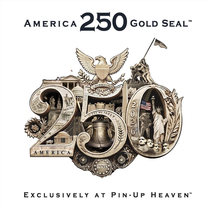 Op de afbeelding: Een goudkleurige herdenkingszegel met de tekst "AMERICA 250 GOLD SEAL." Het ontwerp bevat iconische Amerikaanse symbolen zoals de Liberty Bell, het Vrijheidsbeeld en het Amerikaanse Capitool. De tekst "EXCLUSIVELY AT PIN-UP HEAVEN" is ook aanwezig.