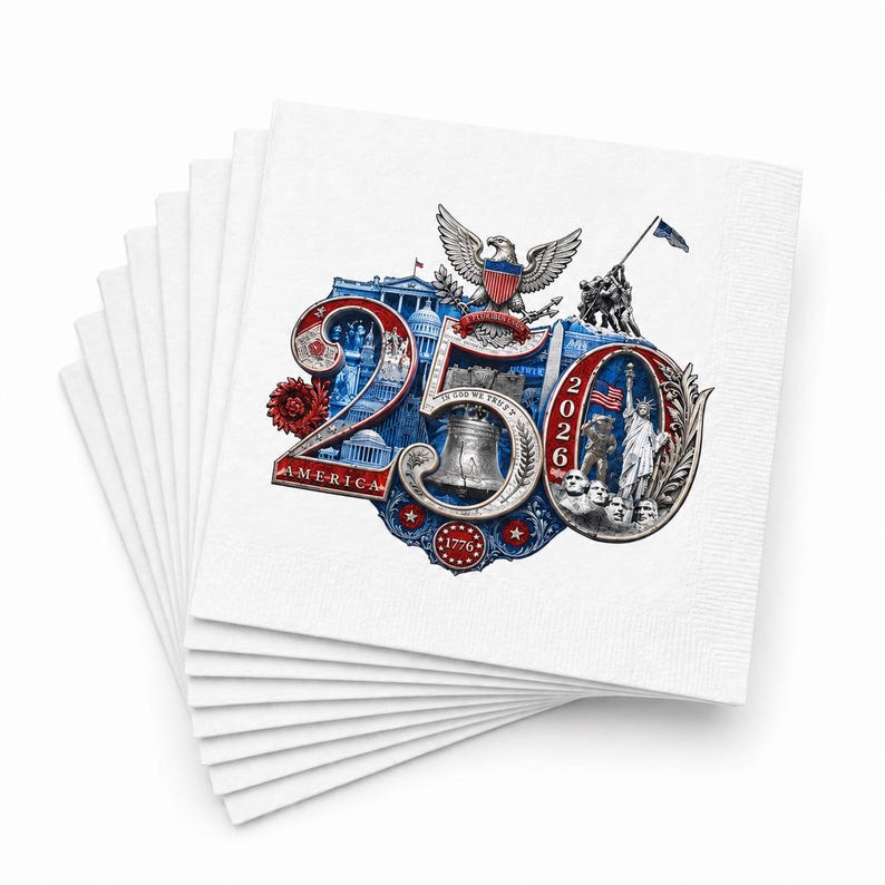 Puede incluir: Una pila de servilletas de papel blancas con un dise&ntilde;o patri&oacute;tico. El dise&ntilde;o presenta el n&uacute;mero 250, los a&ntilde;os 1776 y 2026, la bandera estadounidense, la Estatua de la Libertad y la Campana de la Libertad. Tambi&eacute;n se incluyen las palabras "America" e "In God We Trust".