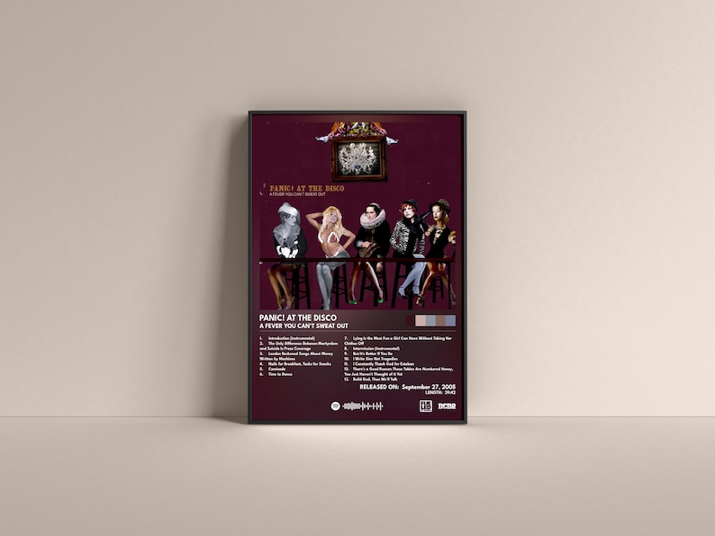 Op de afbeelding: Albumhoes voor Panic! At The Disco's album "A Fever You Can't Sweat Out". De hoes toont een groep van vijf mensen in een vintage setting, met een kroonluchter die boven hen hangt. De albumtitel is in witte tekst op een donkerrode achtergrond gedrukt.