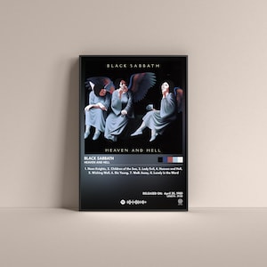 Könnte beinhalten: Black Sabbath "Heaven and Hell" Album Kunstdruck. Das Poster zeigt drei geflügelte Figuren in fließenden Gewändern vor dunklem Hintergrund. Der Albumtitel und die Titelliste sind unter dem Bild zu sehen.