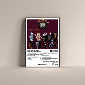 Op de afbeelding: Albumhoes voor Panic! At The Disco's album "A Fever You Can't Sweat Out". De albumhoes heeft een bordeauxrode achtergrond met vijf mensen in verschillende poses. De albumtitel is in witte tekst onderaan de hoes gedrukt.