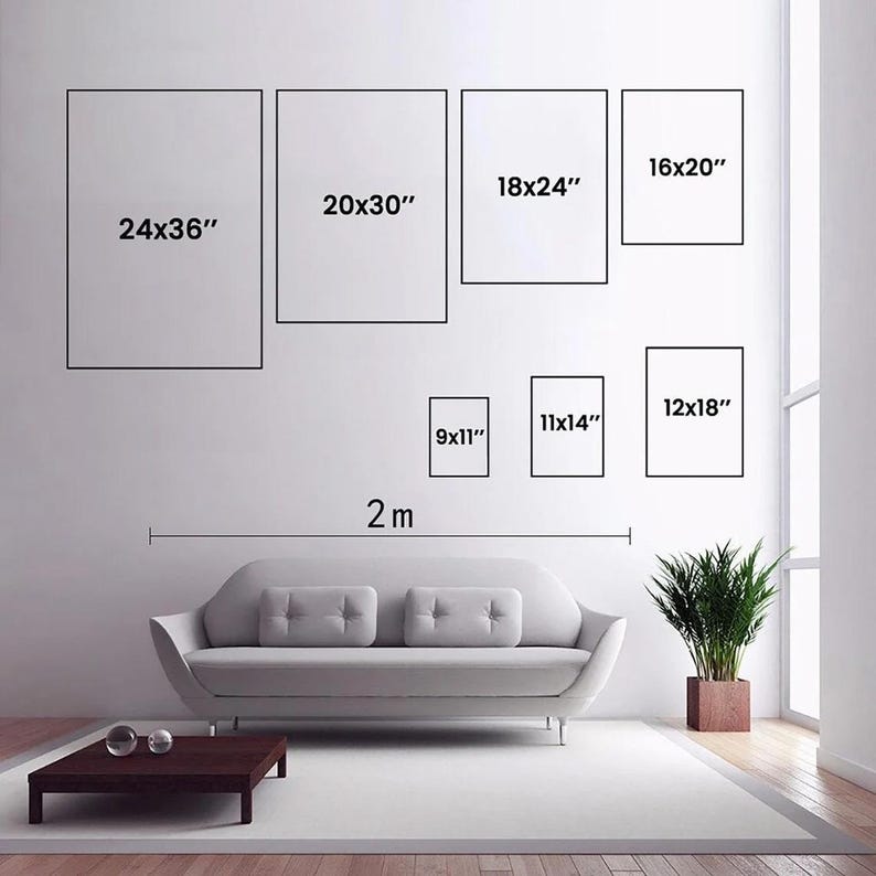 Op de afbeelding: Een diagram dat verschillende maten fotolijsten laat zien, met afmetingen in inches, weergegeven op een witte muur boven een grijze bank. De afmetingen zijn 24x36, 20x30, 18x24, 16x20, 12x18, 11x14 en 9x11.