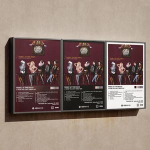 Op de afbeelding: Drie posters voor het Panic! At The Disco album "A Fever You Can't Sweat Out". De posters zijn in zwart-wit, rood en zwart, en wit. Elke poster toont een groep mensen in kostuums en een titelkaart met de albumtitel en de releasedatum.