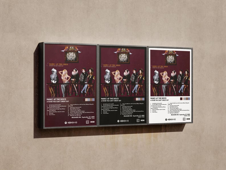 Op de afbeelding: Drie posters voor het Panic! At The Disco album "A Fever You Can't Sweat Out". De posters zijn in zwart-wit, rood en zwart, en wit. Elke poster toont een groep mensen in kostuums en een titelkaart met de albumtitel en de releasedatum.