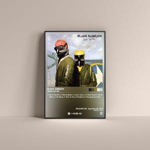 Puede incluir: Un póster enmarcado del álbum "Never Say Die!" de Black Sabbath. La obra de arte muestra dos figuras con equipo de aviador. El póster incluye el título del álbum, la lista de canciones y la fecha de lanzamiento, con una paleta de colores verde oliva, negro y beige.