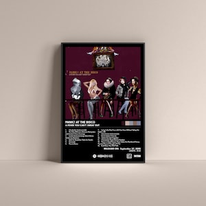 Op de afbeelding: Albumhoes voor Panic! At The Disco's album "A Fever You Can't Sweat Out". De hoes toont een groep van vijf mensen in een theatrale setting, met een kroonluchter die boven hen hangt. De albumtitel en de releasedatum staan onder de afbeelding.