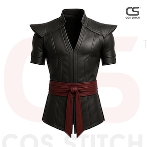 Könnte beinhalten: Schwarzes Leder-Oberteil mit kurzen Ärmeln, V-Ausschnitt und Schulterpolstern. Um die Taille ist ein bordeauxfarbener Schärpe gebunden. Das Oberteil ist von Cos Stitch.