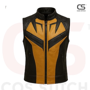 Può includere: Un gilet in pelle nera e oro con collo alto e cerniera a tutta lunghezza. Il gilet presenta un design geometrico sul petto e sulle spalle. Il marchio "COS STITCH" è visibile in alto a destra.