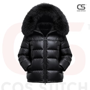 Puede incluir: Una chaqueta acolchada negra con una gran capucha con ribete de piel negra y esponjosa. La chaqueta tiene un aspecto brillante y acolchado y una cremallera de largo completo. El logotipo "COS STITCH" es visible en la esquina superior derecha.