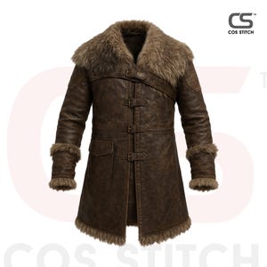 Peut inclure: Un manteau en cuir marron avec un col et des poignets en fourrure. Le manteau a un design long avec plusieurs boucles et une poche sur le côté gauche. Le manteau est de Cos Stitch.