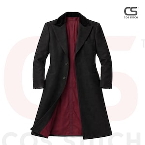 Puede incluir: Un abrigo largo de lana negro con cuello de terciopelo y forro burdeos. El abrigo tiene un diseño clásico con cierre de botones y corte entallado. El logotipo de Cos Stitch es visible en la esquina superior derecha.