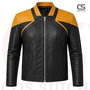 Può includere: Giacca in pelle nera con spalle e colletto gialli. Chiusura con zip e vestibilità sartoriale. Il logo Cos Stitch è visibile. Un capo spalla elegante, adatto a varie occasioni.