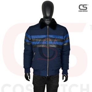 Puede incluir: Chaqueta bomber acolchada azul marino con cuello de piel sintética negra. Cuenta con cremallera dorada y rayas horizontales negras y azules en el pecho. Puños y dobladillo de canalé. La chaqueta se muestra en un maniquí.