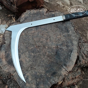 Puede incluir: Una hoja plateada y curvada con un borde dentado y un mango envuelto en negro. La hoja descansa sobre un tocón de árbol desgastado. El texto "LEGION BLADEWORKS" es visible en la esquina superior derecha.