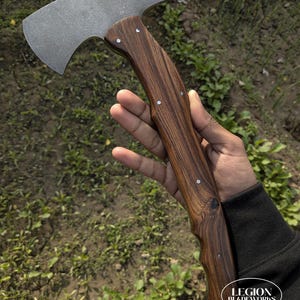 Handgefertigte Tomahawk Axt aus Karbonstahl, Griff aus Rosenholz, Lederscheide