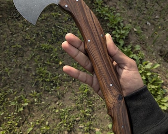 Ręcznie robiony topór tomahawk ze stali wysokowęglowej, rękojeść z drewna różanego, skórzana pochwa