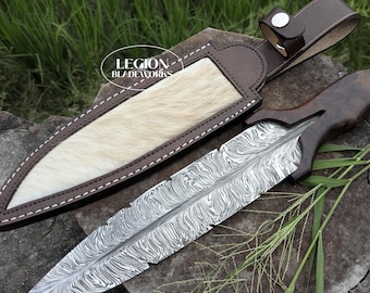 Couteau Bowie damas forgé à la main : lame en plume, manche en palissandre