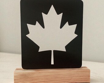 Maple Leaf träbordsdekor: Modern svart kanadensisk symbol