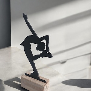 Escultura de patinação artística, decoração de patinador no gelo, arte de mesa de balé, presente de patinação, estatueta esportiva de base de madeira, estátua de mesa de patins artísticos