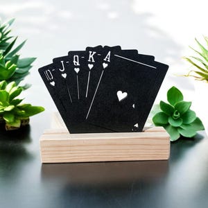 Decoración de mesa de póker con escalera real, arte de escritorio estilo casino, regalo para jugador de póker, decoración para sala de juegos de cartas, escultura de un entusiasta del juego