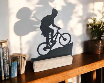 Houten standbeeld mountainbiker: silhouet fietser op bureau