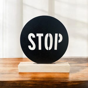 STOP サイン木製装飾、ミニマリスト交通シンボルアート、工業用オフィス & ホームデコレーション、道路標識テーブル彫刻、都会のデスクオーナメント