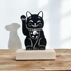 Maneki neko en bois : décoration japonaise de la fortune du chat porte-bonheur