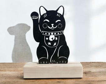 木製の招き猫：日本の幸運を呼ぶ猫の装飾