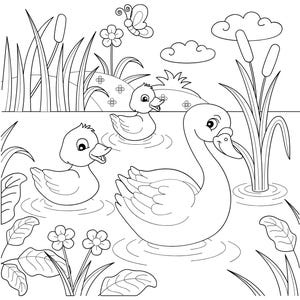 Könnte beinhalten: Schwarz-Weiß-Illustration einer Teichszene mit einem Schwan und zwei Entenküken, die im Wasser schwimmen. Schilf, Blumen, ein Schmetterling und Wolken sind ebenfalls im Bild vorhanden.