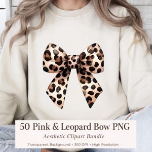 Könnte beinhalten: Ein cremefarbenes Sweatshirt mit einer großen Schleife im Leopardenmuster. Die Schleife hat braune und schwarze Flecken. Darunter steht der Text "50 Pink & Leopard Bow PNG Aesthetic Clipart Bundle". Das Bild ist hochauflösend.