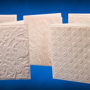 Präglade tomma anteckningskort: Handgjorda brevpapper för alla tillfällen