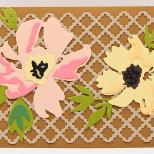 Cartão de felicitações floral feito à mão – Flores de papel em camadas sobre treliça kraft – Interior em branco – Cartão de notas botânicas exclusivo para qualquer ocasião