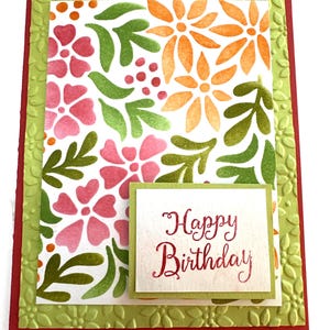 Handgemachte Glückwunschkarte zum Geburtstag mit Blumenrahmen und schablonierten Blumen Fröhliche Grußkarte mit Innentext