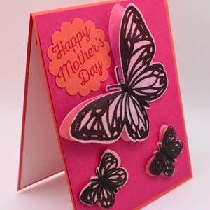 Handgemachte Muttertagskarte – 3D Pop-Up Schmetterling – Rosa Grußkarte mit freudiger Nachricht – Einzigartige Karte für Mama – Geschenkidee