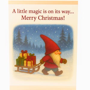 Tarjeta navideña de gnomo: tarjeta navideña con regalos y trineo, linda ilustración de gnomo invernal, interior en blanco, feliz Navidad.