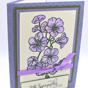 Carte de sympathie faite main - Motif floral violet avec ruban, superpositions en relief, élégante avec un sentiment de sympathie, carte de voeux réconfortante