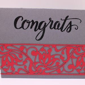 Tarjeta de felicitación elegante hecha a mano con filigrana roja para graduación, nuevo trabajo, ascenso, boda o cualquier celebración.