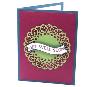 Carte Get Well Soon, napperon coeur en dentelle bordeaux et vert fait main avec bannière, encouragement réfléchi pour le rétablissement ou le soutien