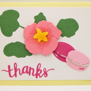 Handgemaakte bedankkaart – roze bloem met macarons en bladeren, gelaagd papierontwerp, blanco binnenkant, lieve, grillige waarderingskaart