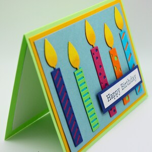 Bunte Geburtstagskarte mit Kerzen – Handgemachte Grußkarte – Helles mehrschichtiges Design – Alles Gute!