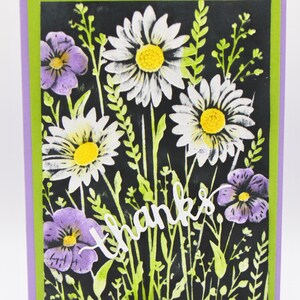Handgemachte Danksagungskarte - weiße Gänseblümchen und lila Blumen auf schwarz, You Are the Best Inside Message, Mutige florale Wertschätzungs-Notizkarte