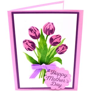 Tarjeta del Día de la Madre hecha a mano con tulipanes rosas y lazo morado / Elegante diseño floral / Tarjeta de felicitación para mamá / Tarjeta de primavera para ella