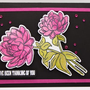 Handgemaakte Thinking of You-kaart – roze pioenroos op zwart – glitteraccenten – blanco binnenkant met een bloem – aanmoedigings- of condoleancekaart