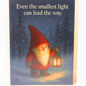 Gnome-lantaarnkaart - kleinste licht wijst de weg Notitiekaart, opbeurende aanmoediging, steun of sympathie, grillige blanco wenskaart