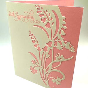 Carte de sympathie, florale rose et crème faite à la main découpée avec carte de sympathie, carte de condoléances de deuil élégante, note de fleurs en papier découpé