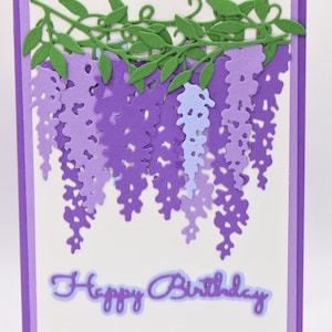 Cartão de aniversário feito à mão - Feliz aniversário floral roxo com flores e trepadeiras cortadas em camadas, interior em branco, design elegante inspirado em glicínias