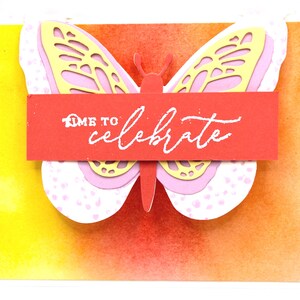 手作りのお祝いカード – 鮮やかなグラデーションの背景に重ねた蝶 – お祝いの時間 – 誕生日のお祝いやあらゆる機会に