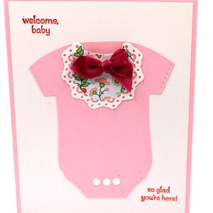 Handgemaakte babymeisjeskaart – roze romper met strik en gebloemde kraag – Welcome babyshowerkaart – So blij dat je hier bent – Newborn-groet