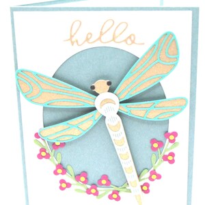 Tarjeta de saludo con libélula caprichosa: saludo hecho a mano «Pensando en ti»: hermosa tarjeta tridimensional con temática floral de naturaleza.